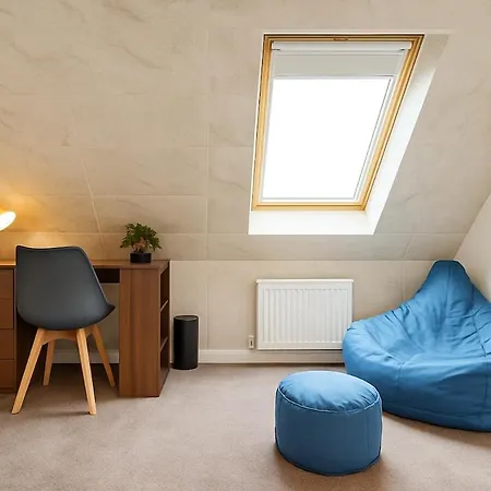 Waggon By Alt-stay - 4 Bed - Parking, Wifi & Full Kitchen - Contractors & Relocations - Weekly & Monthly Rates - Rates Direct, Search Alt-stay