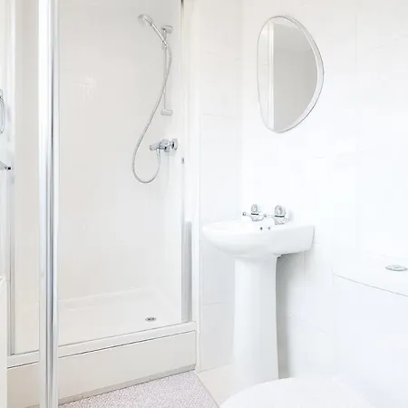 Waggon By Alt-stay - 4 Bed - Parking, Wifi & Full Kitchen - Contractors & Relocations - Weekly & Monthly Rates - Rates Direct, Search Alt-stay Leeds (West Yorkshire)